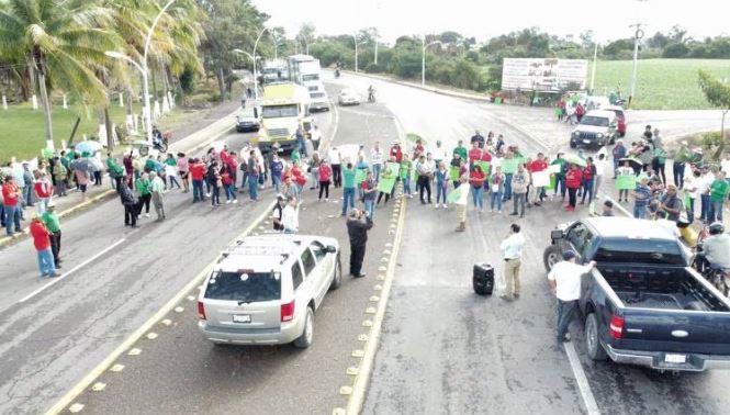 Nayarit: Maestros bloquean carreteras para exigir pago de su aguinaldo