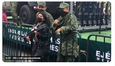 (VÍDEO) Militares prestan fusil a asistentes al desfile para tomarse fotos