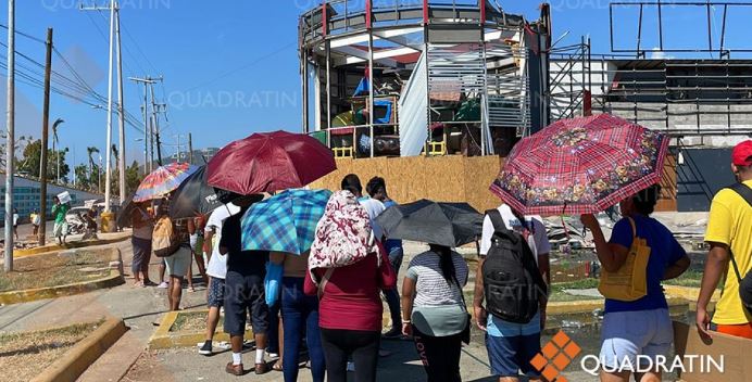 Kilométrica fila hicieron acapulqueños para recibir despensa de cena navideña