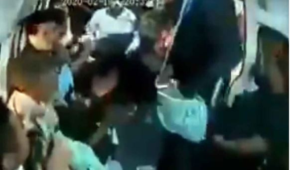 (VÍDEO) Asaltante golpea a pasajeros y dice: 'Vengo a robar, no a pedir'