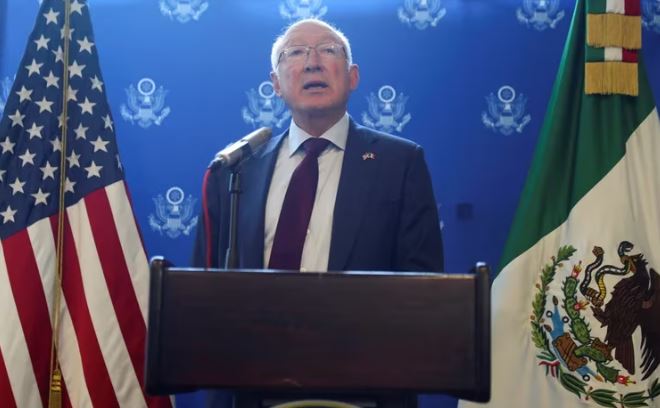 Ken Salazar llamó a desmantelar a los cárteles en trabajo conjunto con México