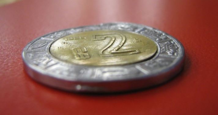 Moneda de $2 pesos mal acuñada se vende hasta en $45 mil en Internet