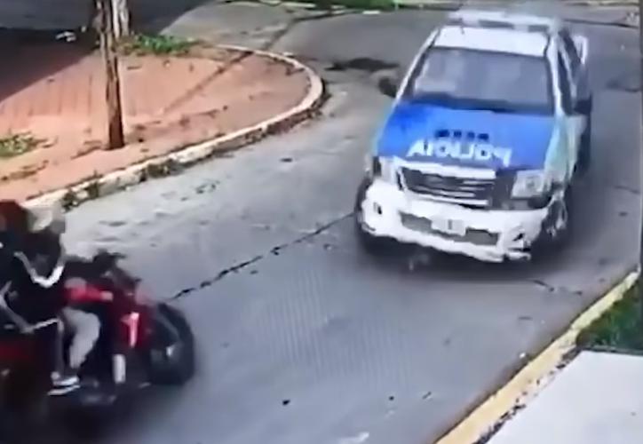(VIDEO) Rateros intentan huir en una moto pero chocan con una patrulla