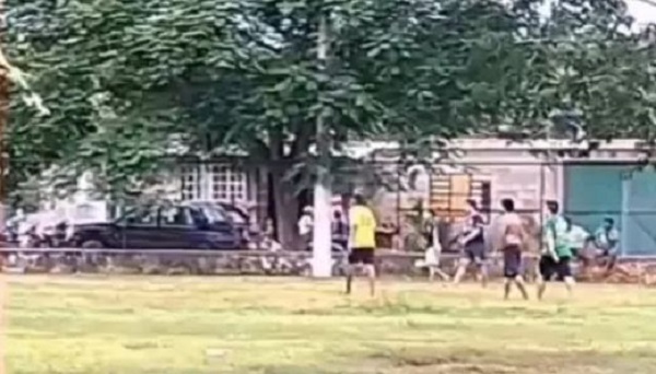 Ticul: Juegan fútbol desafiando a la Covid-19; son desalojados