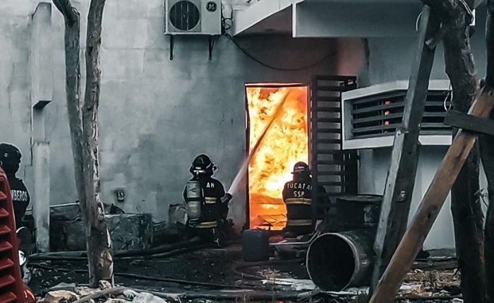 Incendio consume fábrica de veladoras en Conkal