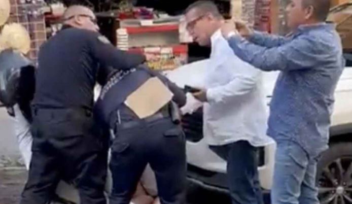 VIDEO: Policías someten a turista en Tepoztlán por infracción vial; acusan abuso