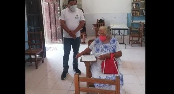 Yucatán: A sus 71 años mujer logra terminar la primaria