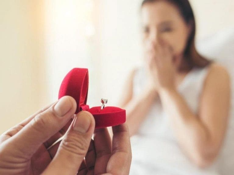 VIDEO: Empleada de joyería cambia anillos para exponer una infidelidad