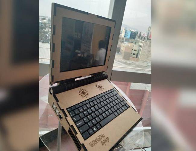 Crean laptop de madera para niños de escasos recursos