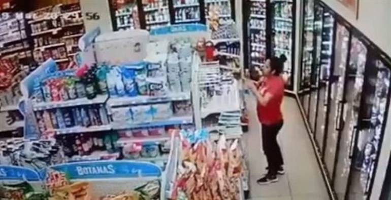 VIDEO: Mujer roba una botella de jabón de una tienda de Veracruz  y luego la devuelve