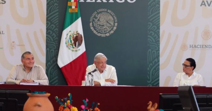 AMLO prepara reforma constitucional ante amparos contra su Ley Eléctrica