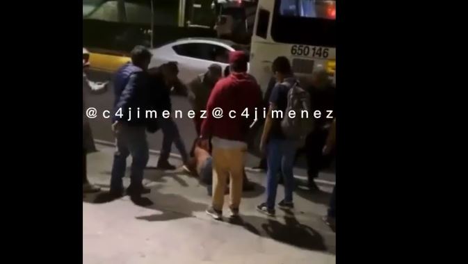 Agarran a patadas a ladrón de transporte