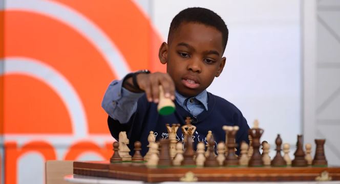 Niño prodigio vence la adversidad y se convierte en maestro de ajedrez