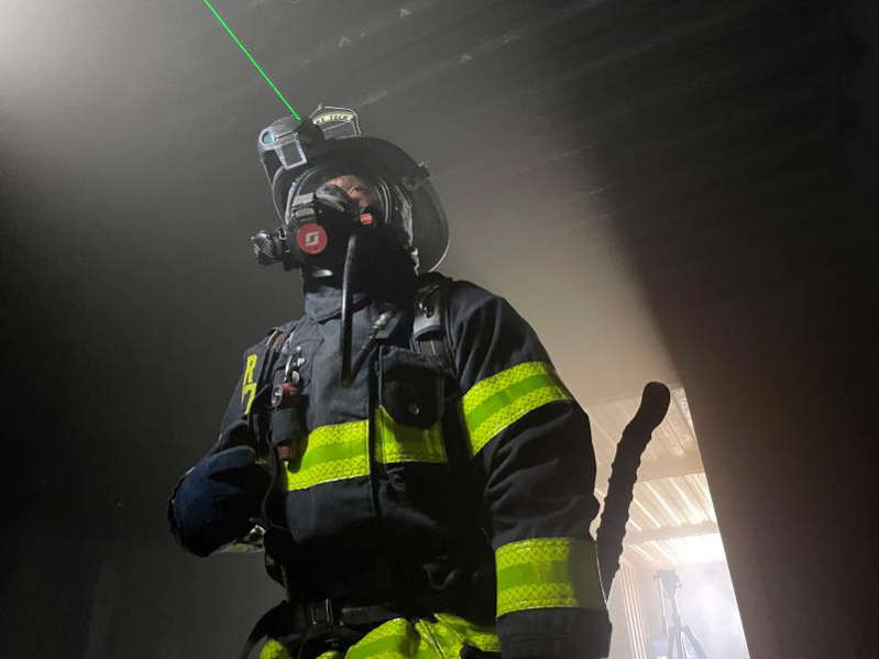 "Antes íbamos a ciegas": crean cascos láser para que bomberos vean entre el humo