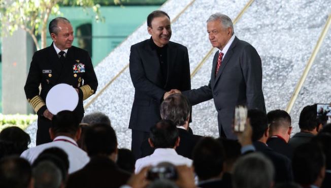 AMLO siguió saludando de mano a medio mundo tras estar con Fayad quien dio positivo