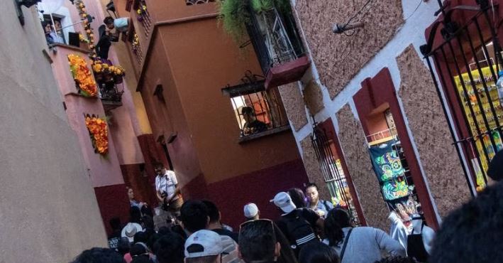 Callejón del Beso: Dueña del ‘Balcón de Ana’ es detenida por conflicto con fotógrafos