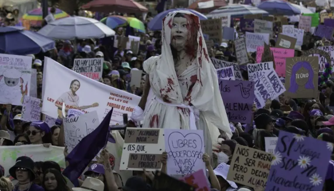 Ni felicitaciones, ni calladita te ves más bonita: las mejores consignas para la marcha del 8M