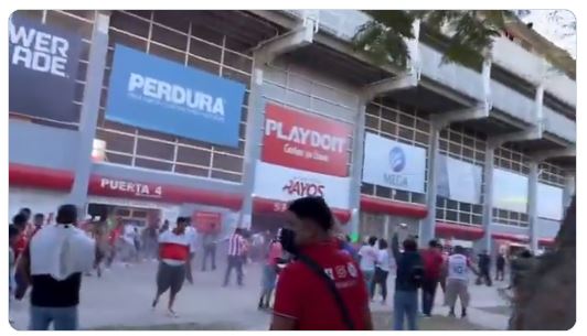 ¡Pelea entre aficionados del Necaxa y Atlas dejó detenidos!