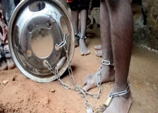 Rescatan a cientos de niños encadenados en supuesto reformatorio en Nigeria