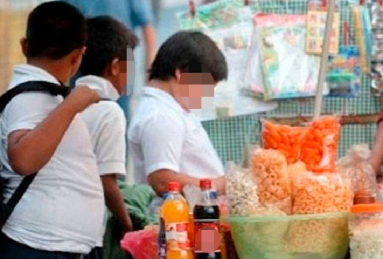Pese a prohibición sigue la venta de comida "chatarra" en escuelas
