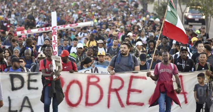 Miles de migrantes salen en caravana hacia EE.UU. desde Tapachula