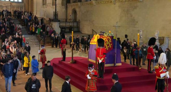 Detienen a hombre que tocó féretro de la reina Isabel II durante funeral