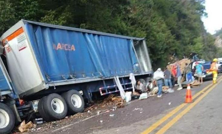 Roban ‘chelas’ en vez de ayudar a trailero que casi muere calcinado