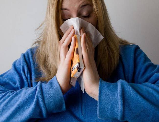 Mujer queda paralizada por un 'resfriado'; estos fueron los síntomas