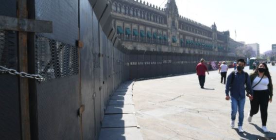 López Obrador defiende el cerco de Palacio Nacional por marcha feminista