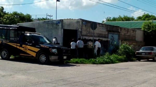 Hallan muerto a hombre en lote baldío en colonia de Mérida