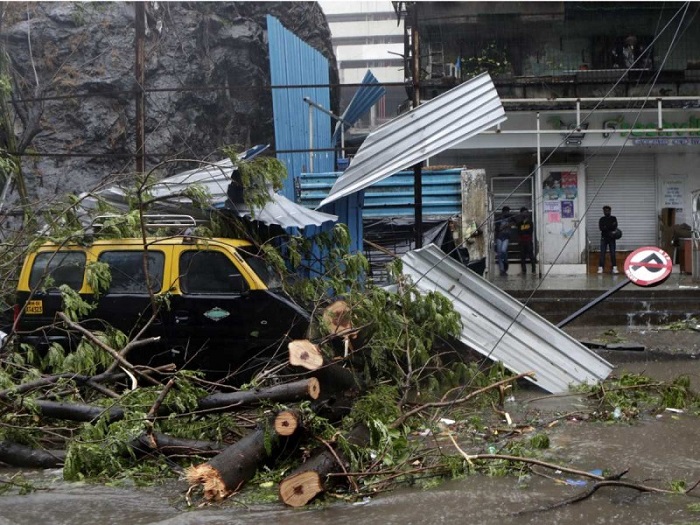 Poderoso ciclón azota India y complica más la crisis por covid-19