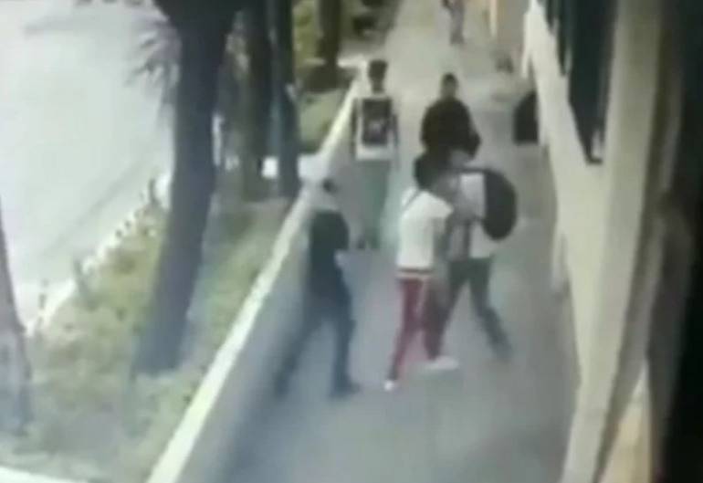 (VÍDEO) Captan a banda de adolescentes en asalto a otro joven en CDMX