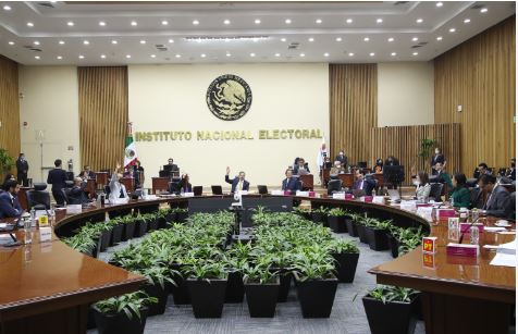 Más de 140 empleados del INE presentan primer amparo contra reforma electoral