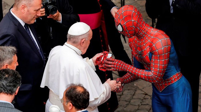 ‘Spiderman’ visita al papa Francisco y le regala una máscara