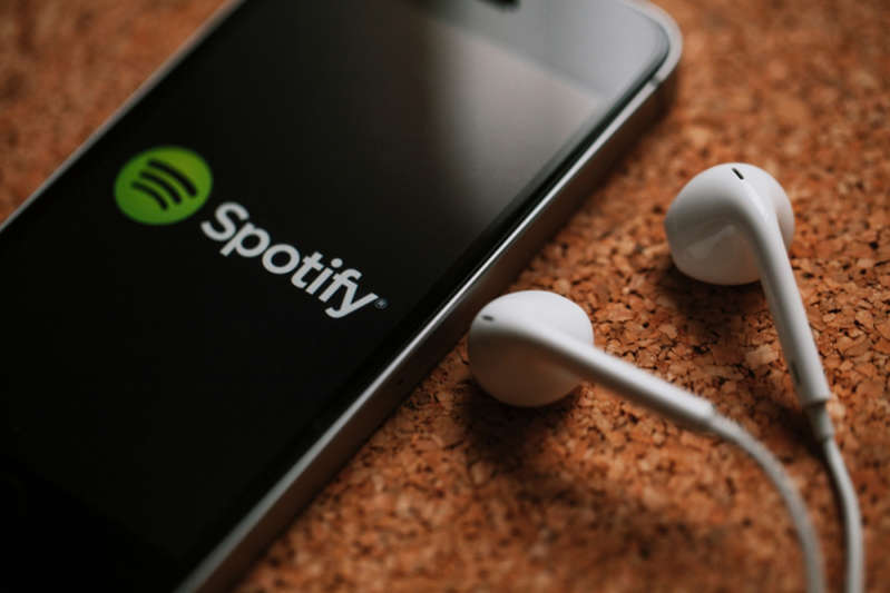 Acciones de Spotify bajan 2% tras salida de Neil Young y otros artistas