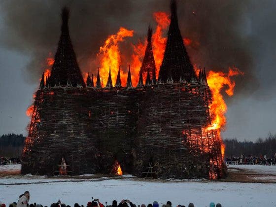 VIDEO: Queman un castillo con la esperanza de superar a la  Covid-19