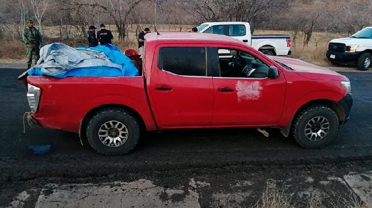 Abandonan 12 cuerpos en una camioneta en el límite de Michoacán y Guerrero