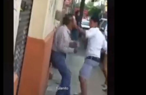 (VÍDEO) Sujetos buscan fama en redes sociales golpeando sin motivo a un abuelito