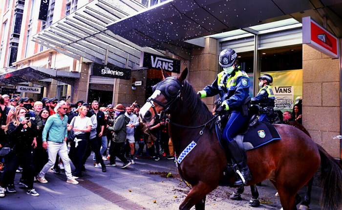 (VIDEO) Estallan protestas por confinamiento obligatorio en Australia