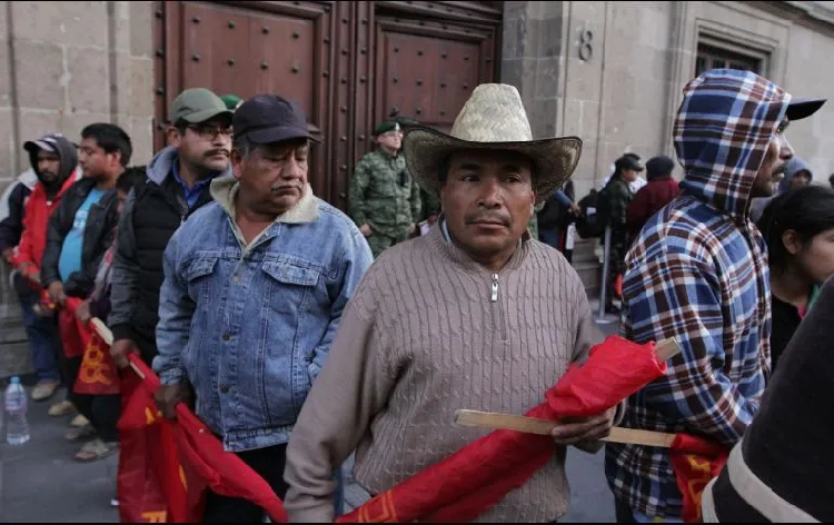Manifestantes bloquean accesos a Palacio Nacional: Exigen una mesa de diálogo