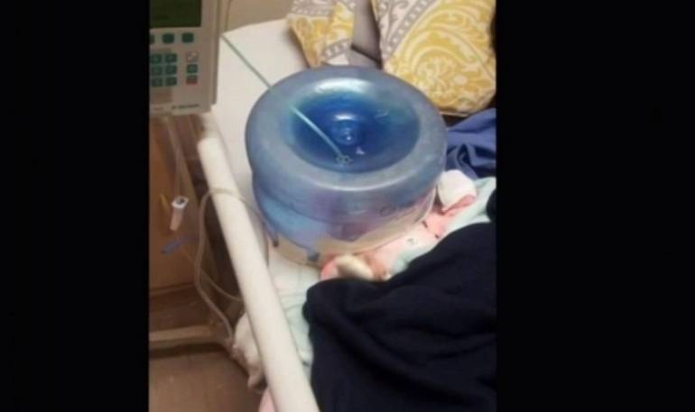Despiden a directora de hospital en Sonora que usó garrafón como incubadora