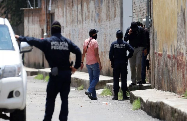 Suman 10 cadáveres, hombres y mujeres, hallados en finca de Jalisco