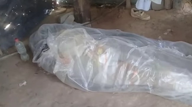 Argentina: No tenían dinero para un ataúd y lo entierran envuelto en plástico