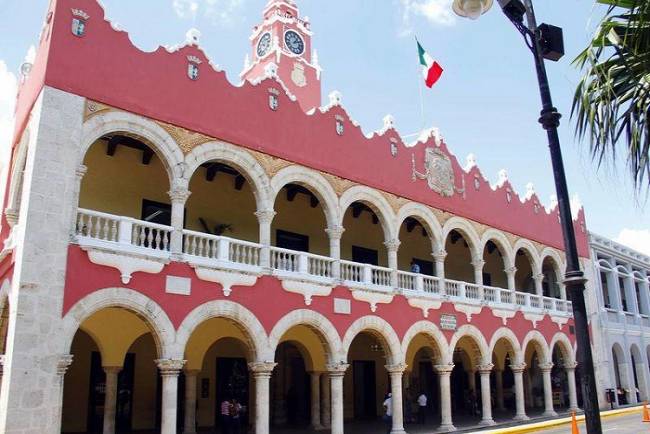 Cinco nuevos titulares en el Ayuntamiento de Mérida; ascensos y enroques