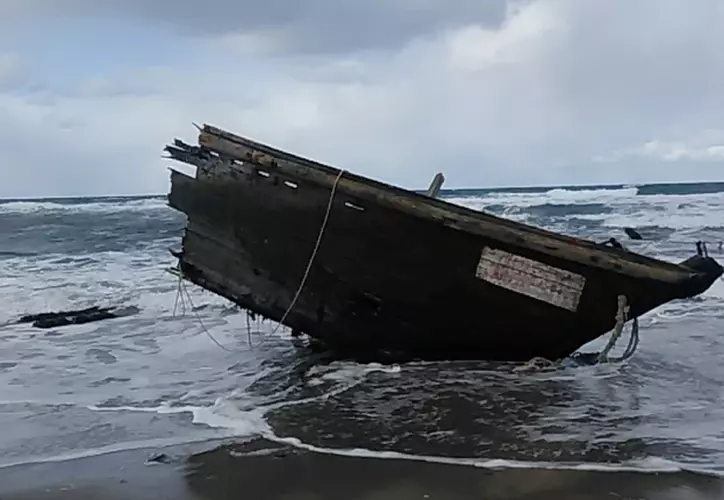 Encalla en Japón “barco fantasma” con siete cadáveres