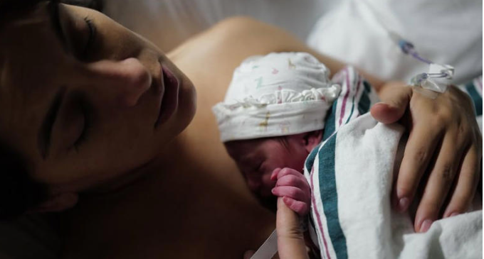 Aria, la bebé de Ana Brenda Contreras, roba miradas en el primer video junto a su mamá