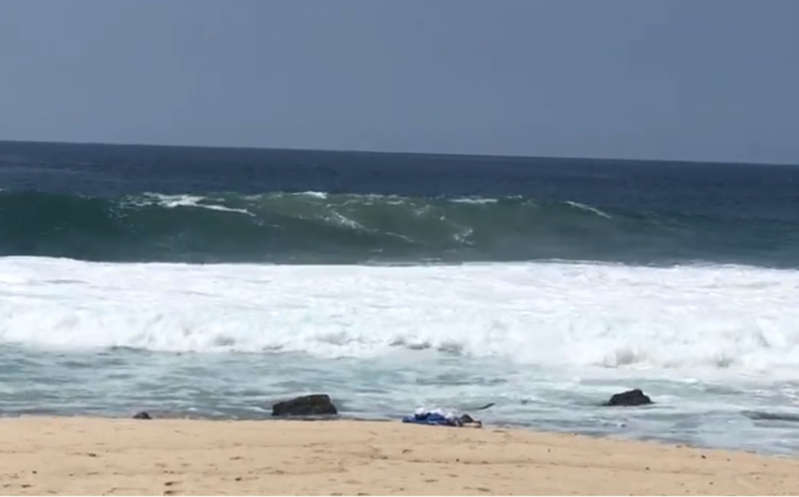 Turistas son arrastrados por olas en playa de Oaxaca; hay un muerto