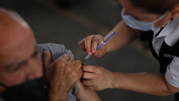 Hombre se vacuna 5 veces en Brasil, es detenido cuando iba por la sexta dosis