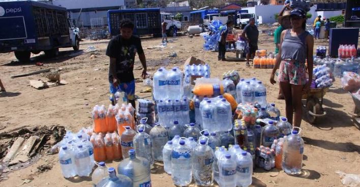 Acapulco en medio de la tragedia: Una botella de agua cuesta $90, un taco $50 ...