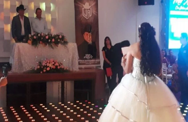 Julion Álvarez apadrina 188 quinceañeras en Juárez